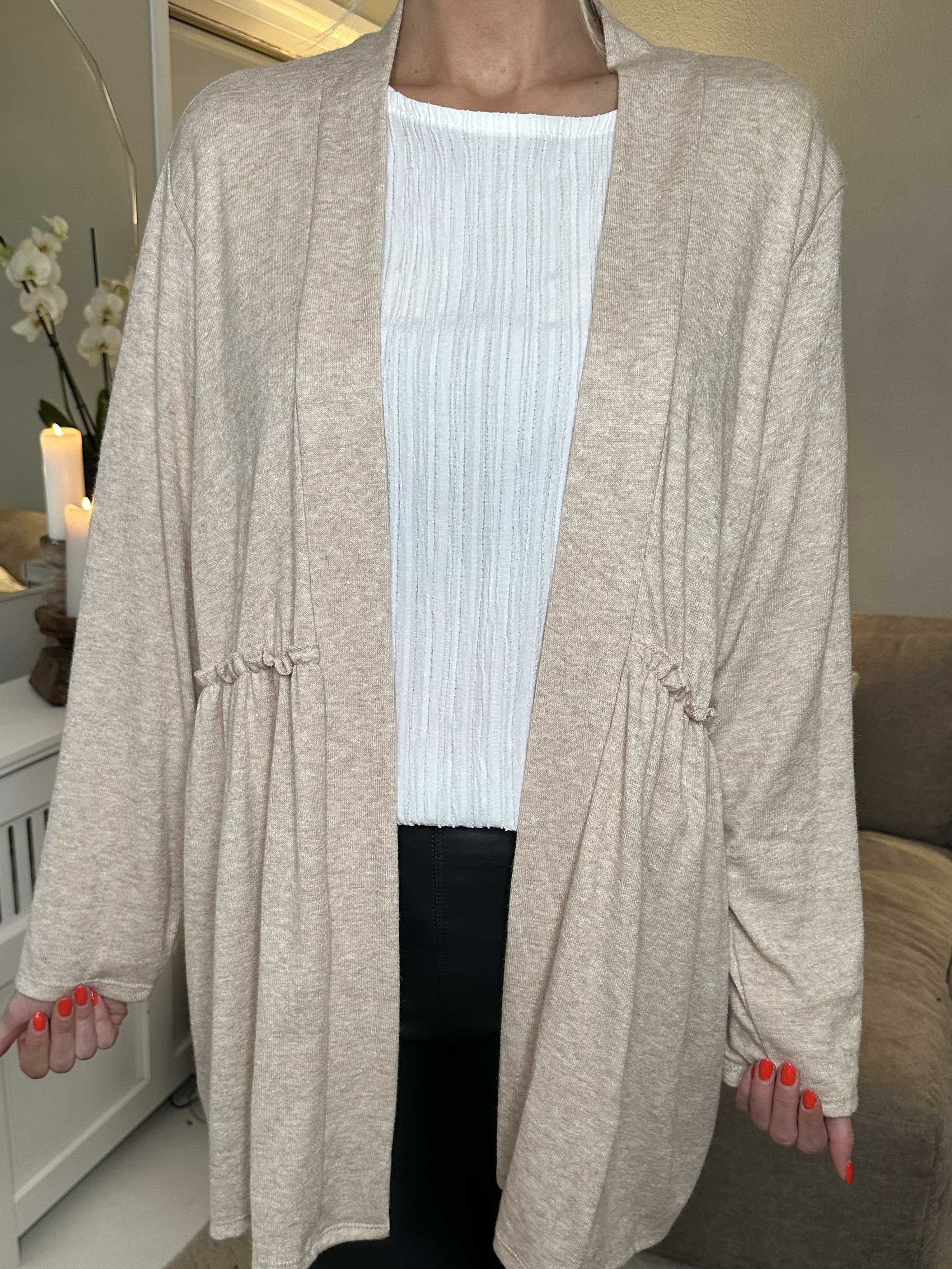 Lilja - Blød cardigan med lille flæsekant